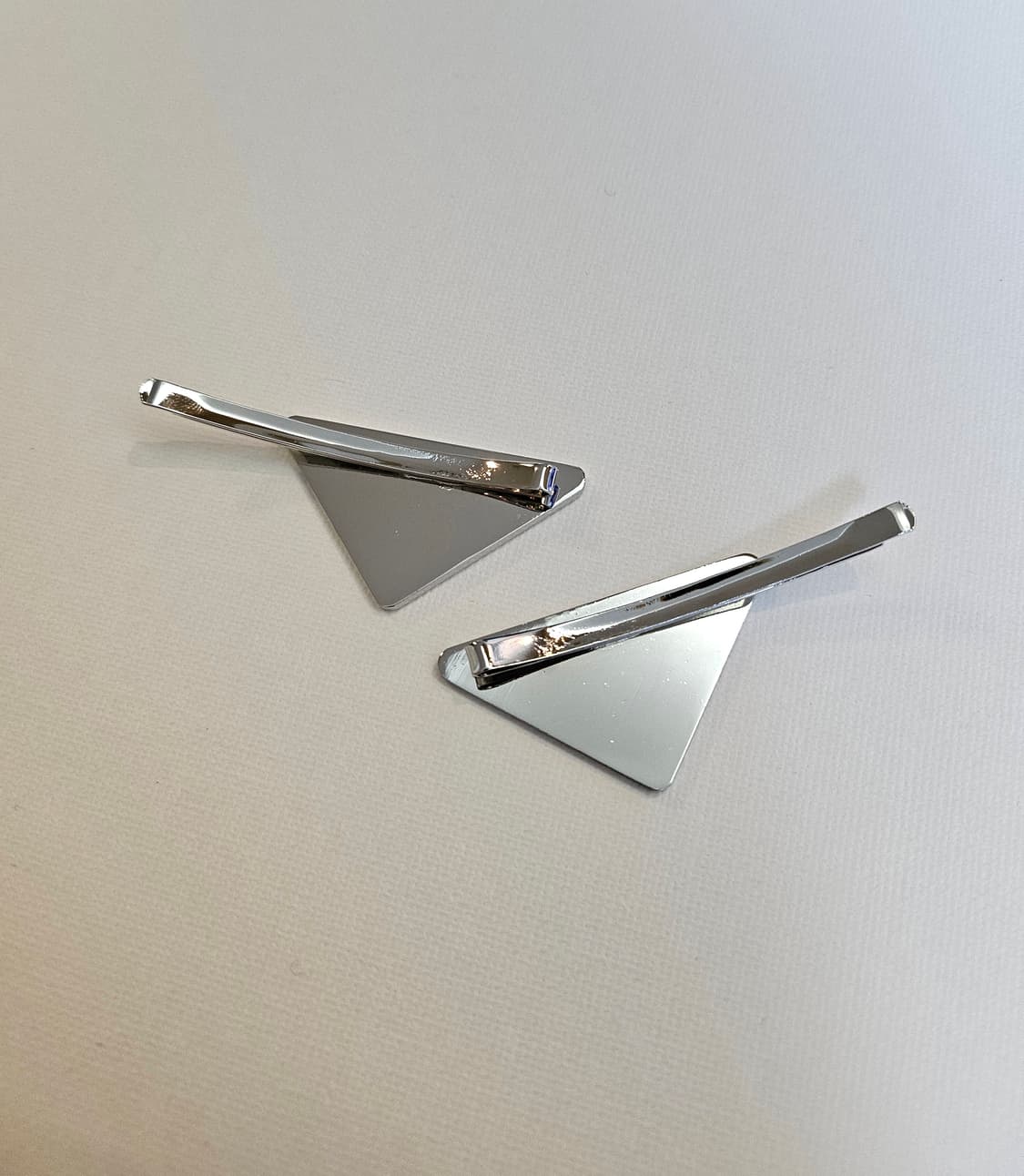 프라다 업사이클링 삼각로고 블랙 헤어핀 상품이미지3