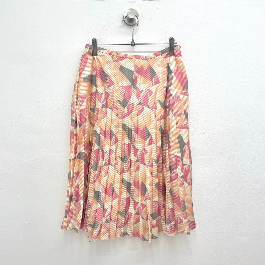 Blush geometric pleated midi skirt 상품이미지1