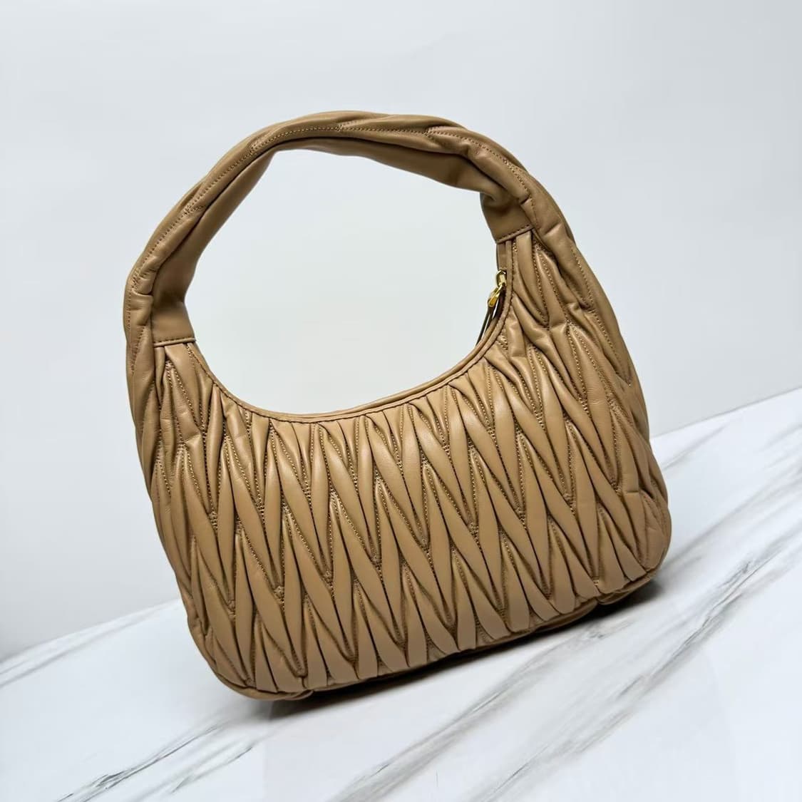 미우 미우 완더 마테라쎄 나파 레더 호보백 카라멜 상품이미지2