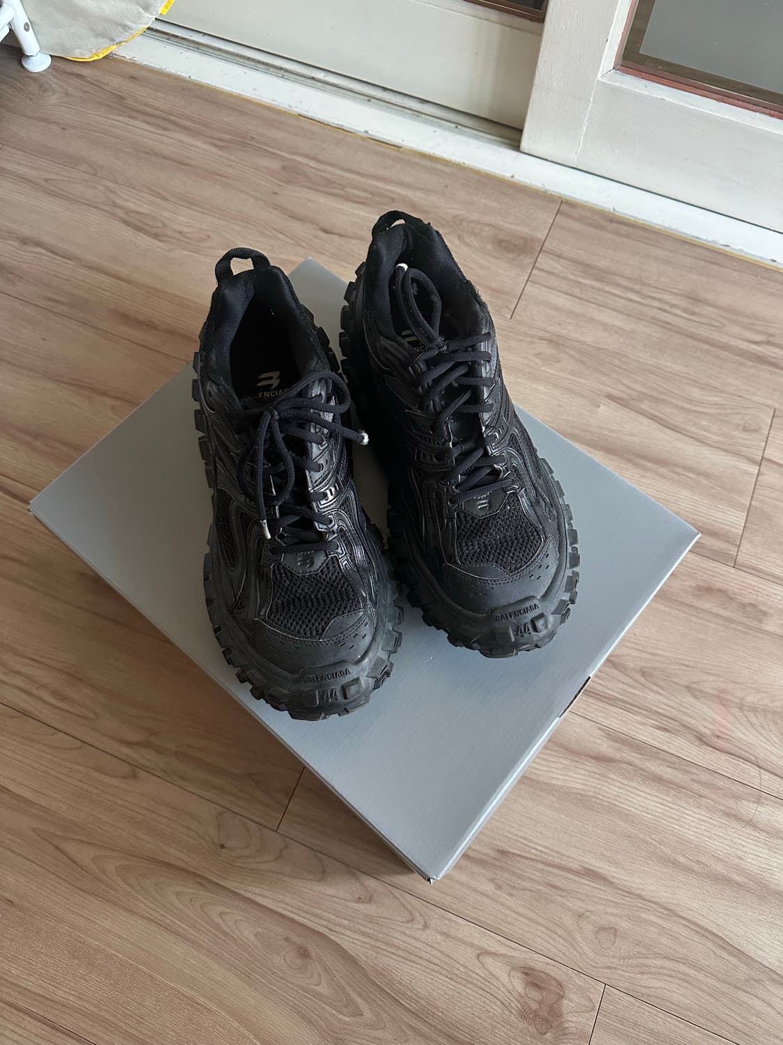 발렌시아가 디펜더 44 상품이미지1