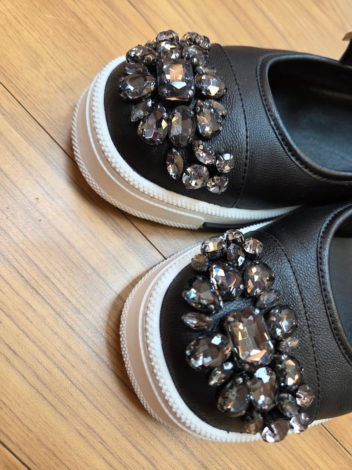 슈콤마보니 블랙 색상 여성구두 235mm입니다. 앞쪽에 큐빅 장식이 달 상품이미지10