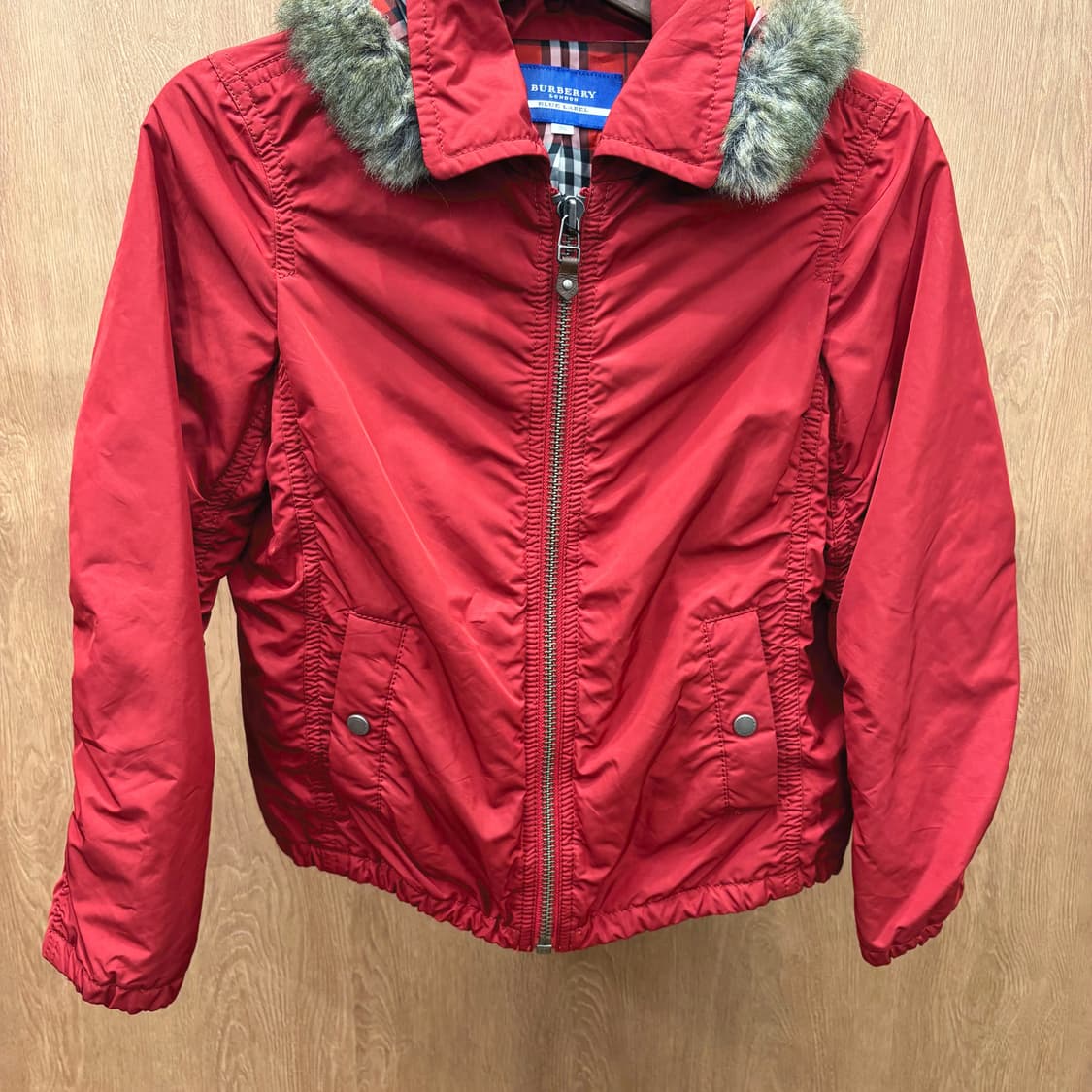 버버리 블루 라벨 패딩 점퍼 퍼 트리밍 후드 체크 안감 배색 디테일 레드 상품이미지5