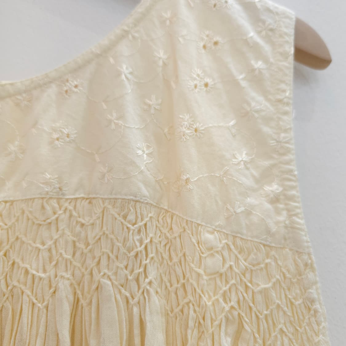 아이보리 레이온 스모크 자수 슬리브리스 블라우스 상품이미지6