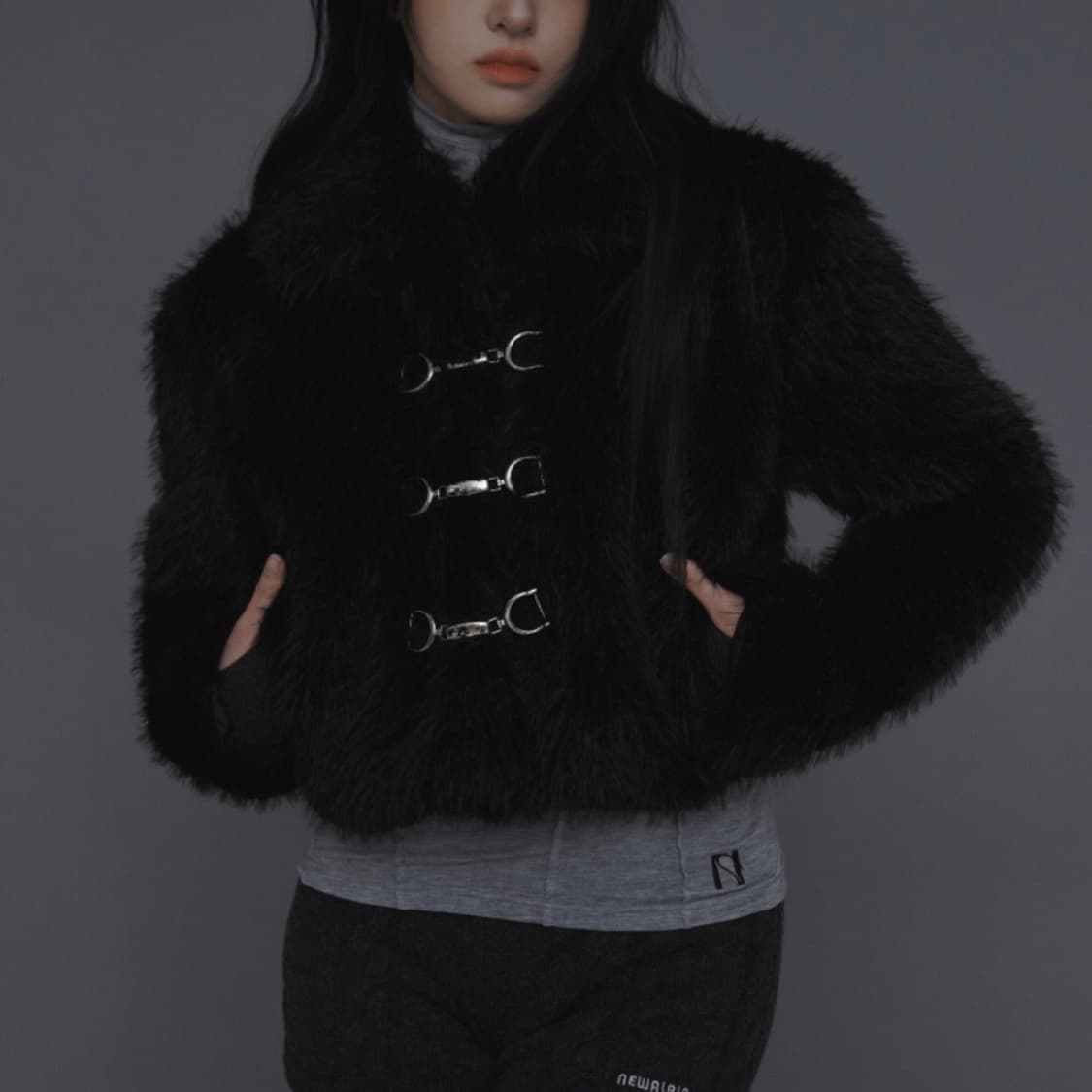 뉴얼린 래빗 후크 크롭 퍼 재킷 상품이미지1