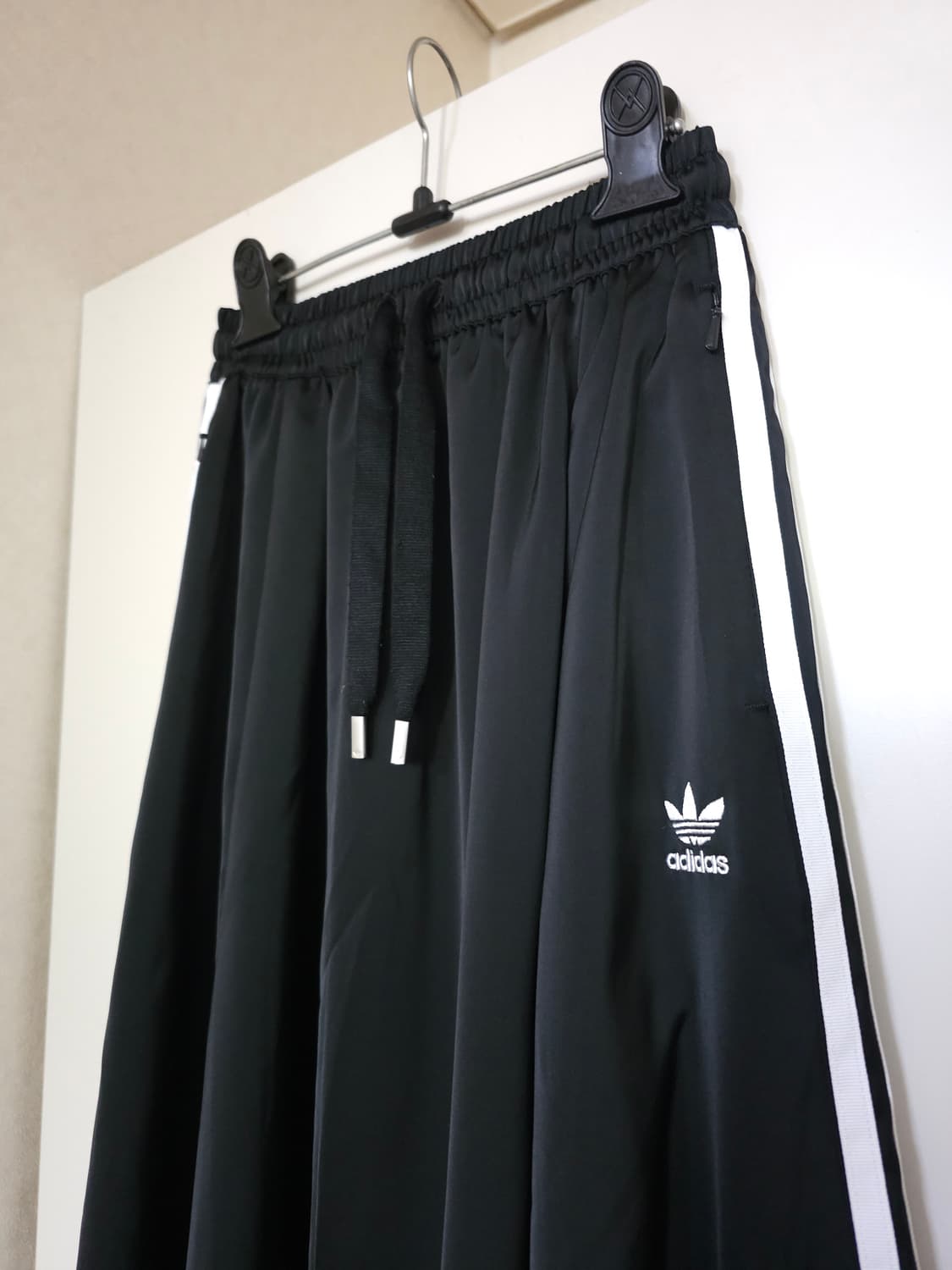 아디다스 삼선 블랙 롱 사틴 스커트 상품이미지2