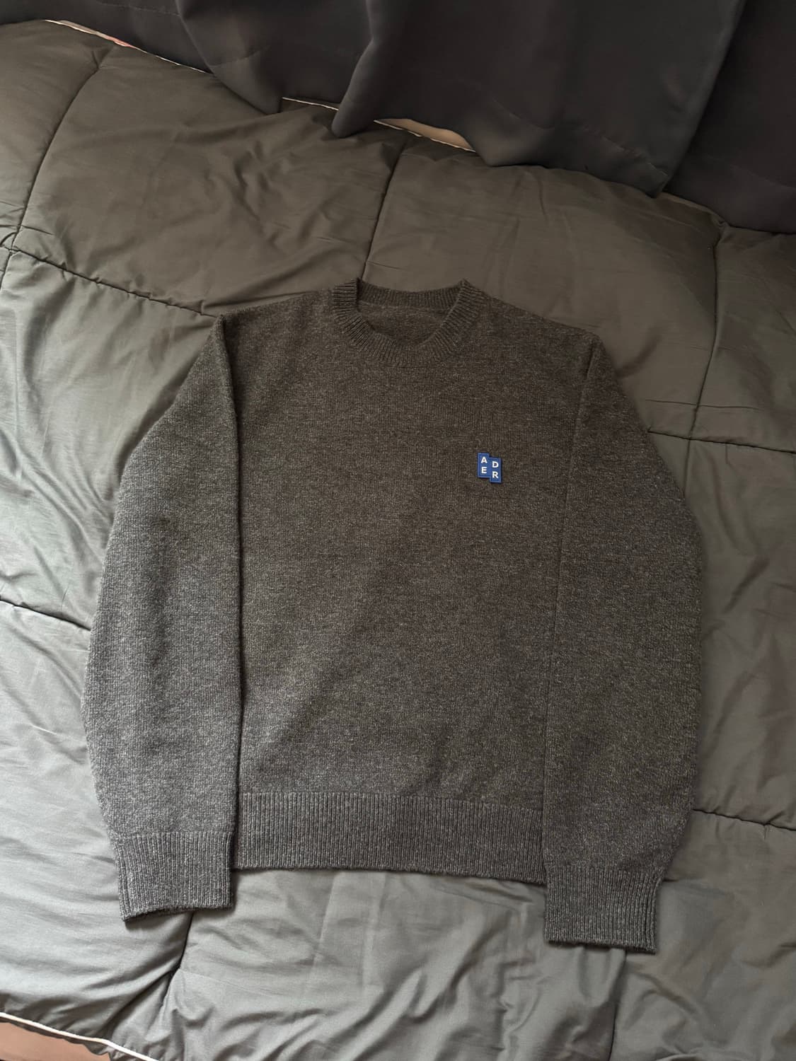 아더에러 시그니피컨트 TRS 태그 니트 01 차콜  상품이미지1