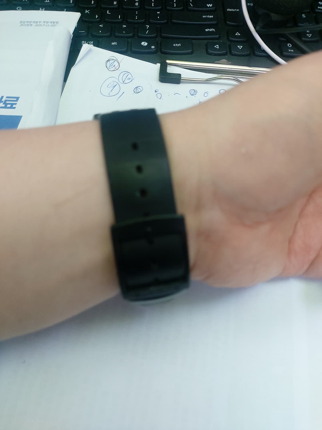 올블랙 색상의 스와치 남성  상품이미지5