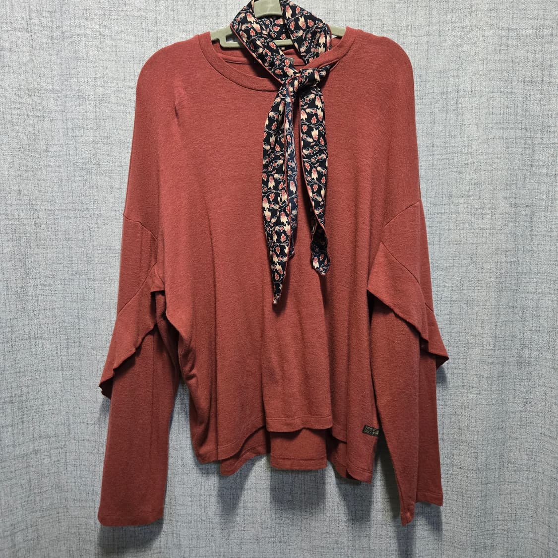 써스데이아일랜드 패턴 스카프 긴팔티  상품이미지1