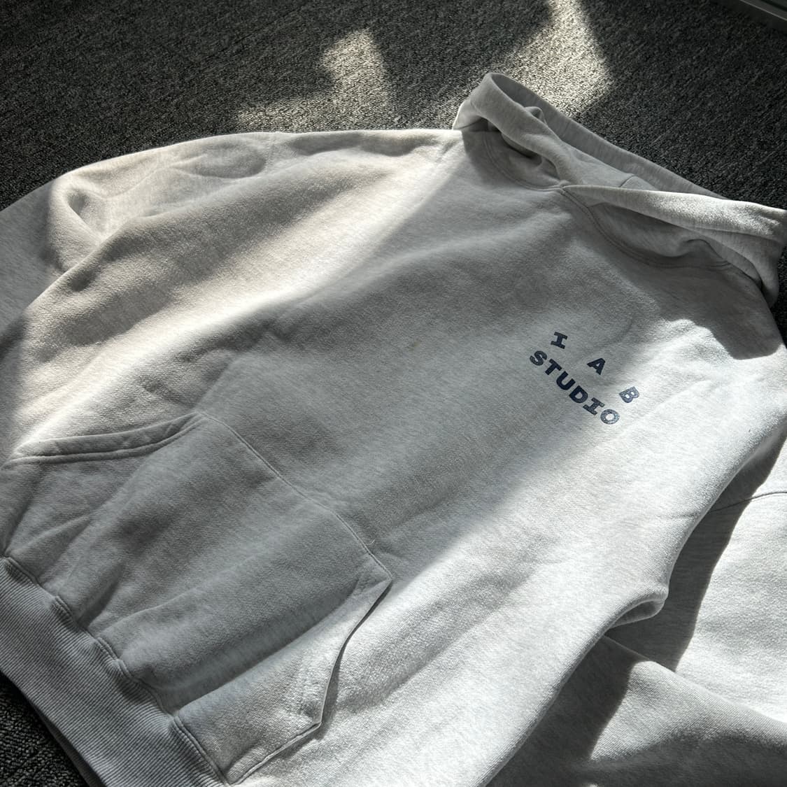 아이앱 스튜디오 멜란지 그레이 후드티  상품이미지3