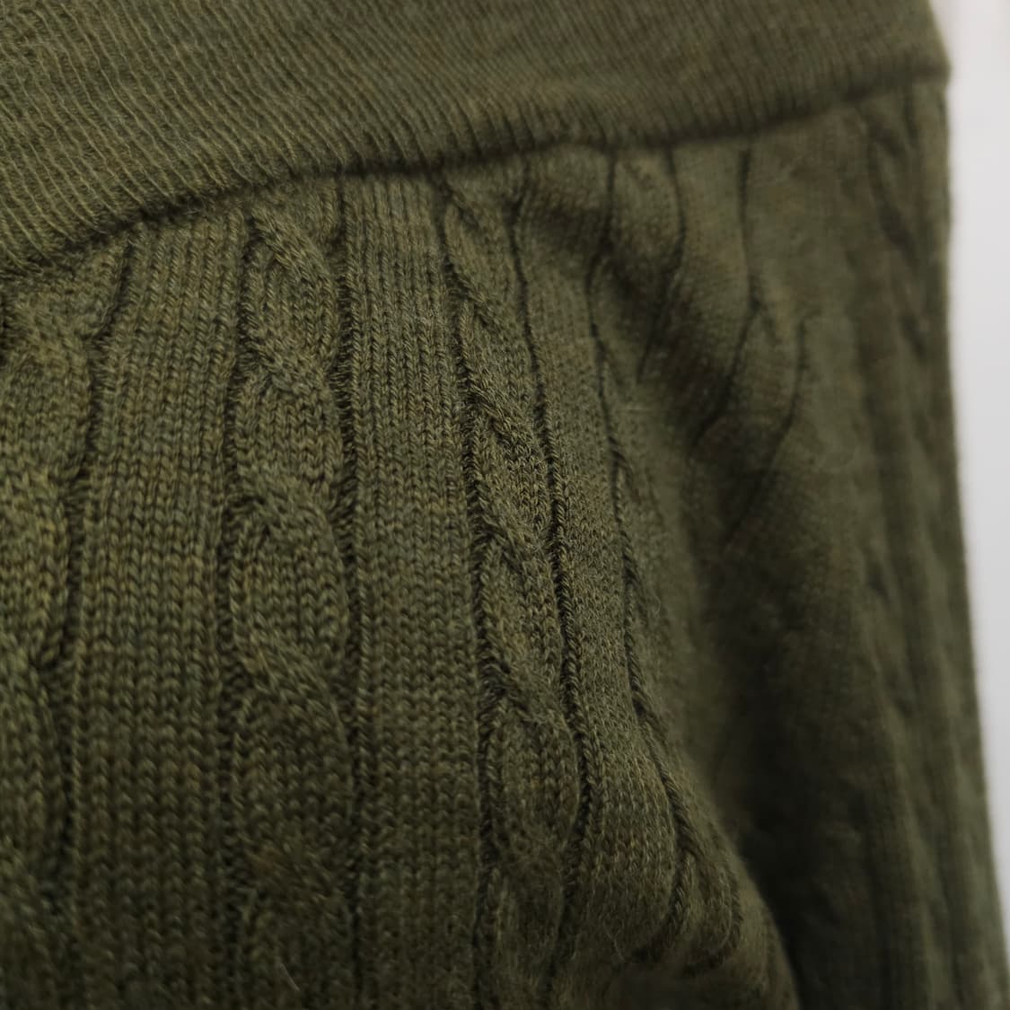 카키 오프숄더 꽈베기 니트 상품이미지6