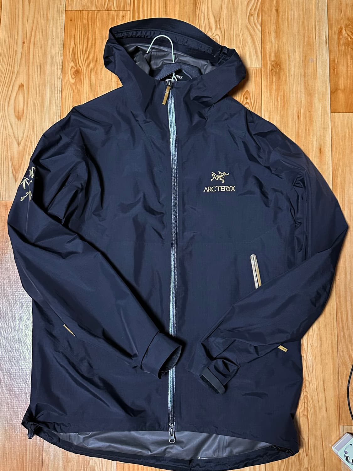 아크테릭스 x 빔즈 제타 SL 자켓 블랙 골드 L 상품이미지1