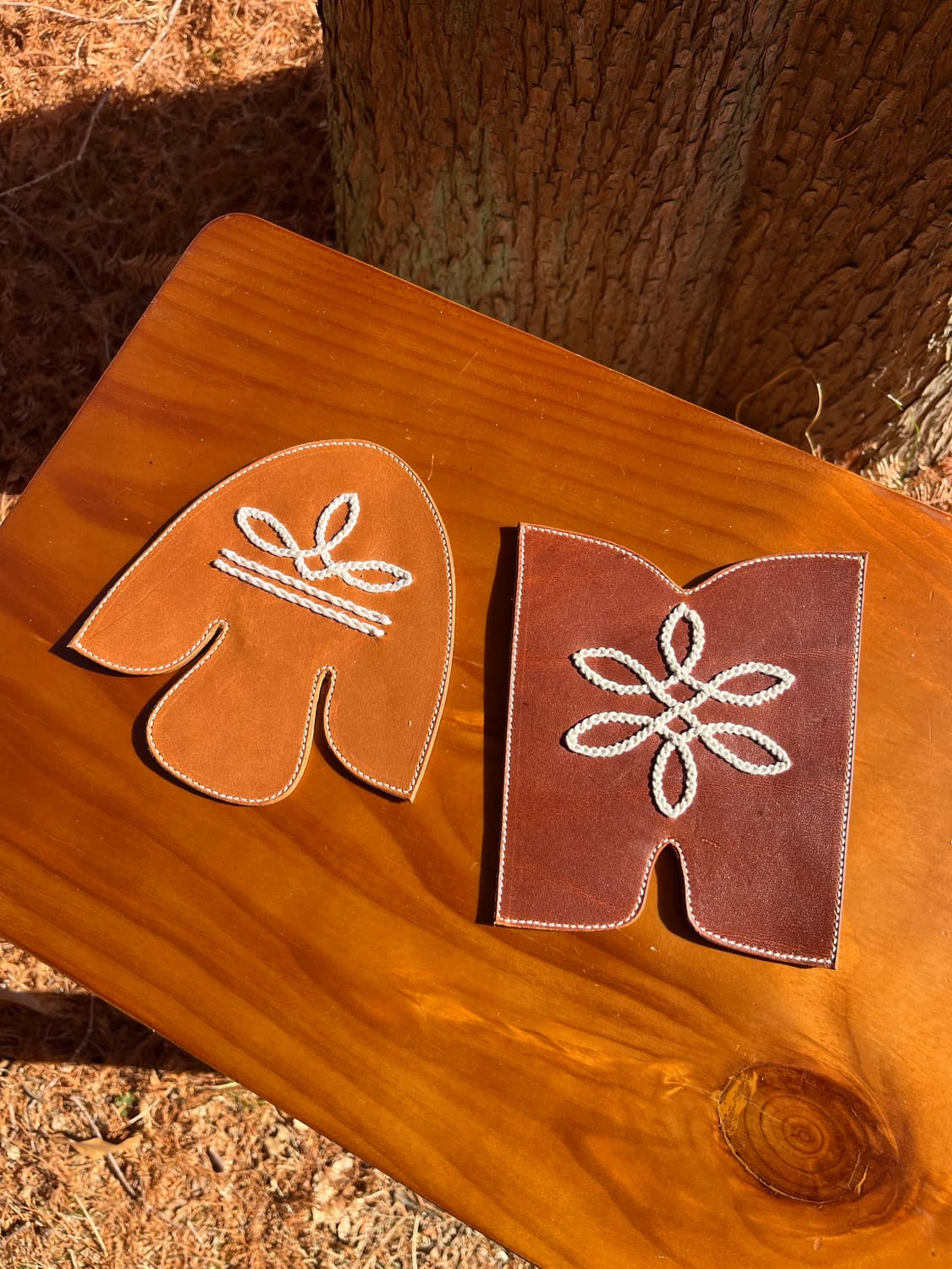 Hand-Embroidered Leather Cup Coaster  상품이미지1