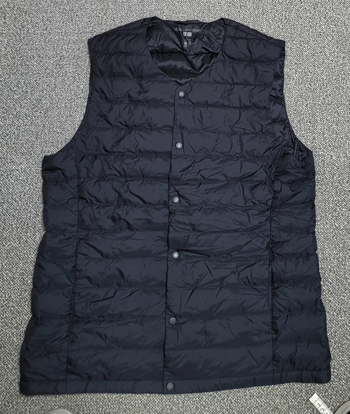 유니클로 남성  초 경량 패딩 조끼 L 상품이미지1