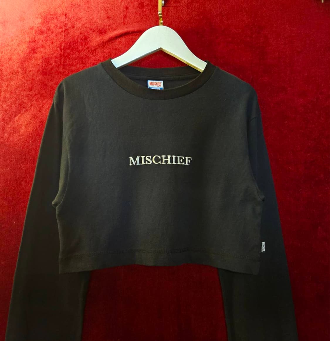 미스치프(MISCHIEF) 센터로고 크롭 티셔츠
 상품이미지1