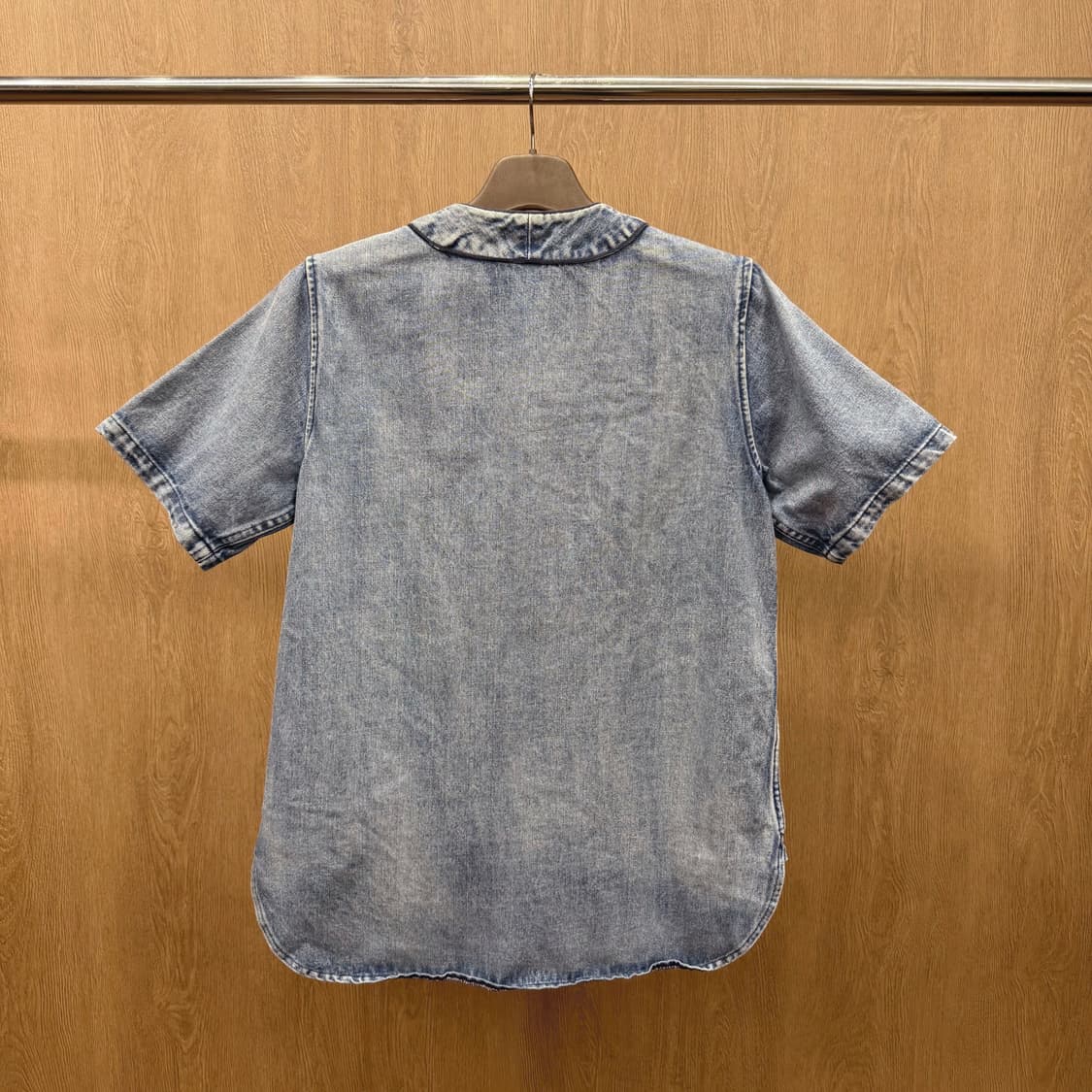 디젤 데님 베이스볼 스트릿 반팔 셔츠 연청 워싱 버튼 디테일 상품이미지3