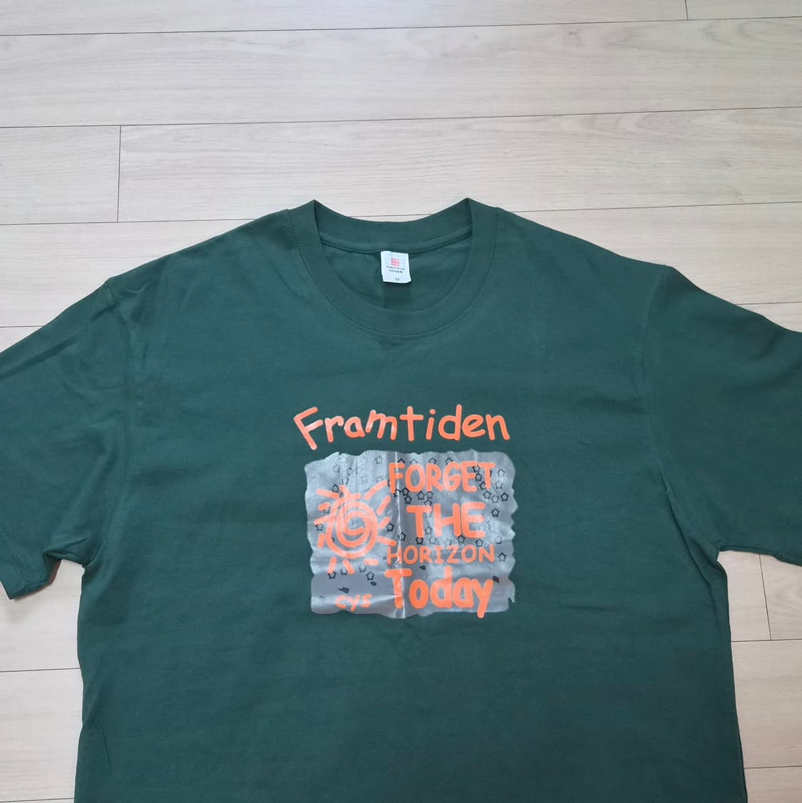 프람티덴 Framtiden(미래, 스웨덴어) 그래픽 반팔티 상품이미지2