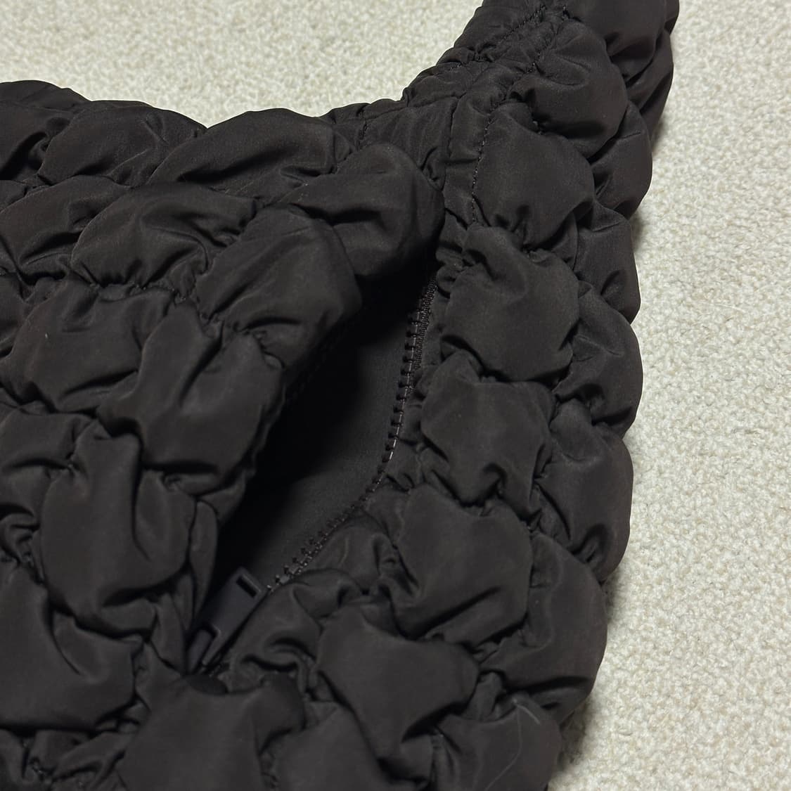 코스 퀄티드 오버사이즈 숄더백 상품이미지4