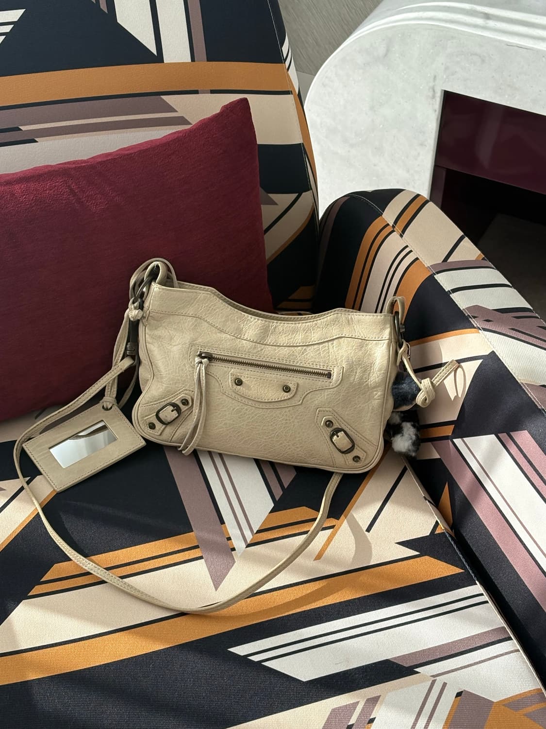 BALENCIAGA 발렌시아가 힙 숄더백 - ivory 상품이미지1