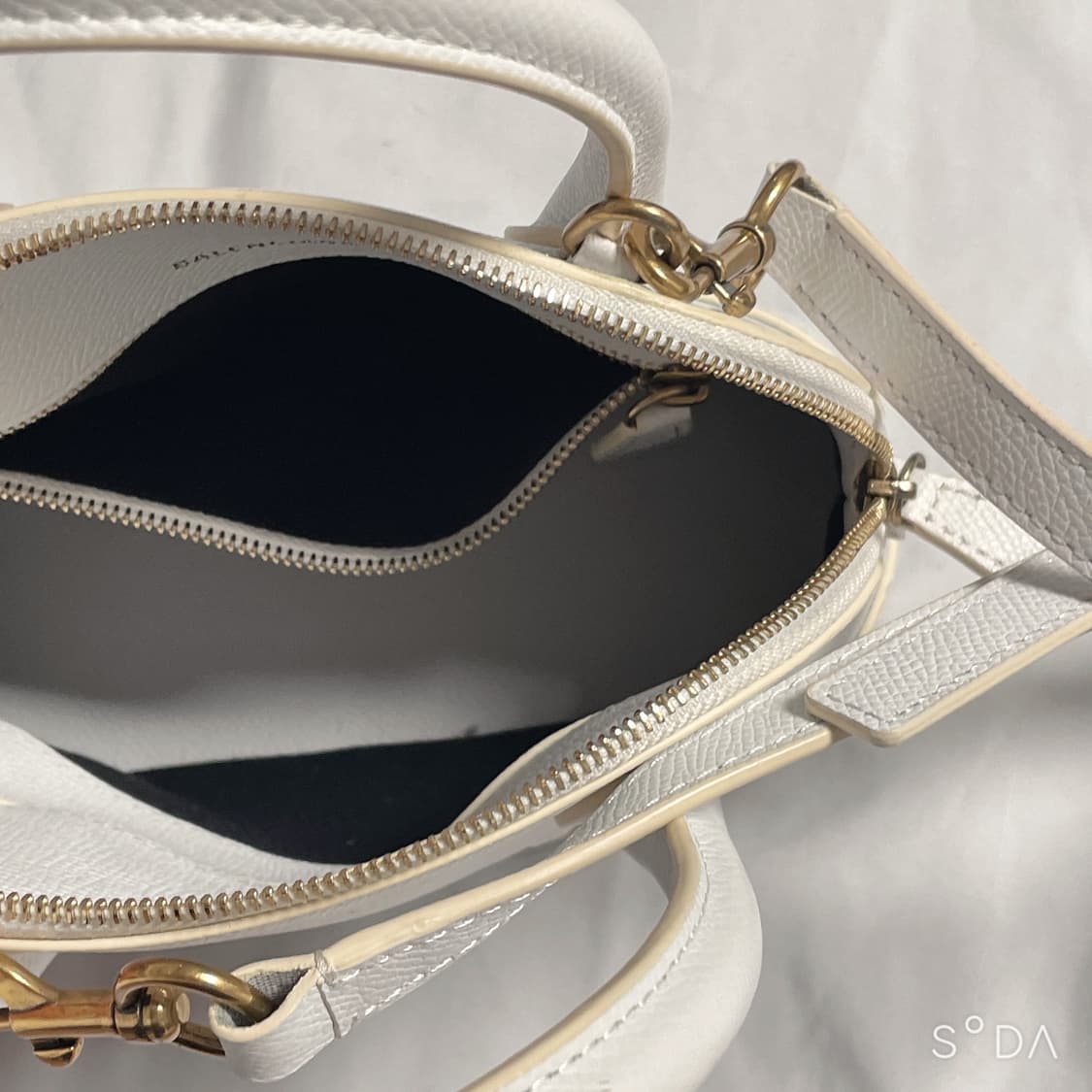 발렌시아가 빌탑 크로스백 화이트 상품이미지7