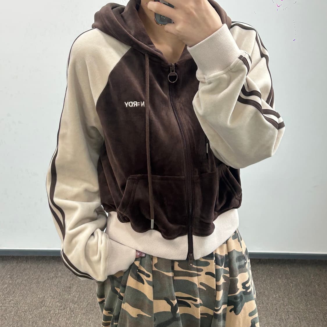 Nerdy 널디 브라운 아이보리 배색 2-way 벨벳 크롭 후드집업 상품이미지1