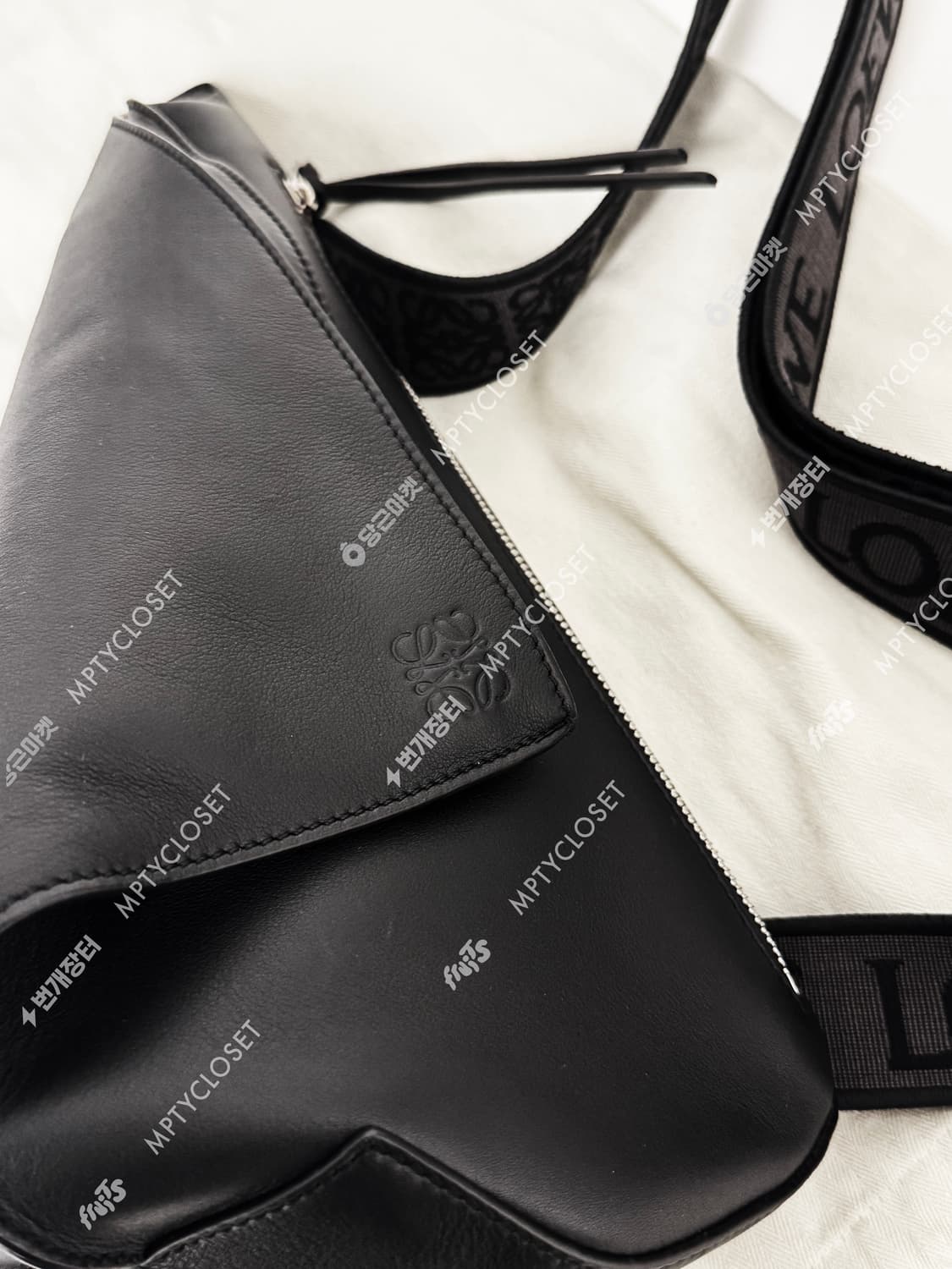 로에베 LOEWE 안톤 슬링백 블랙 카프스킨 상품이미지7