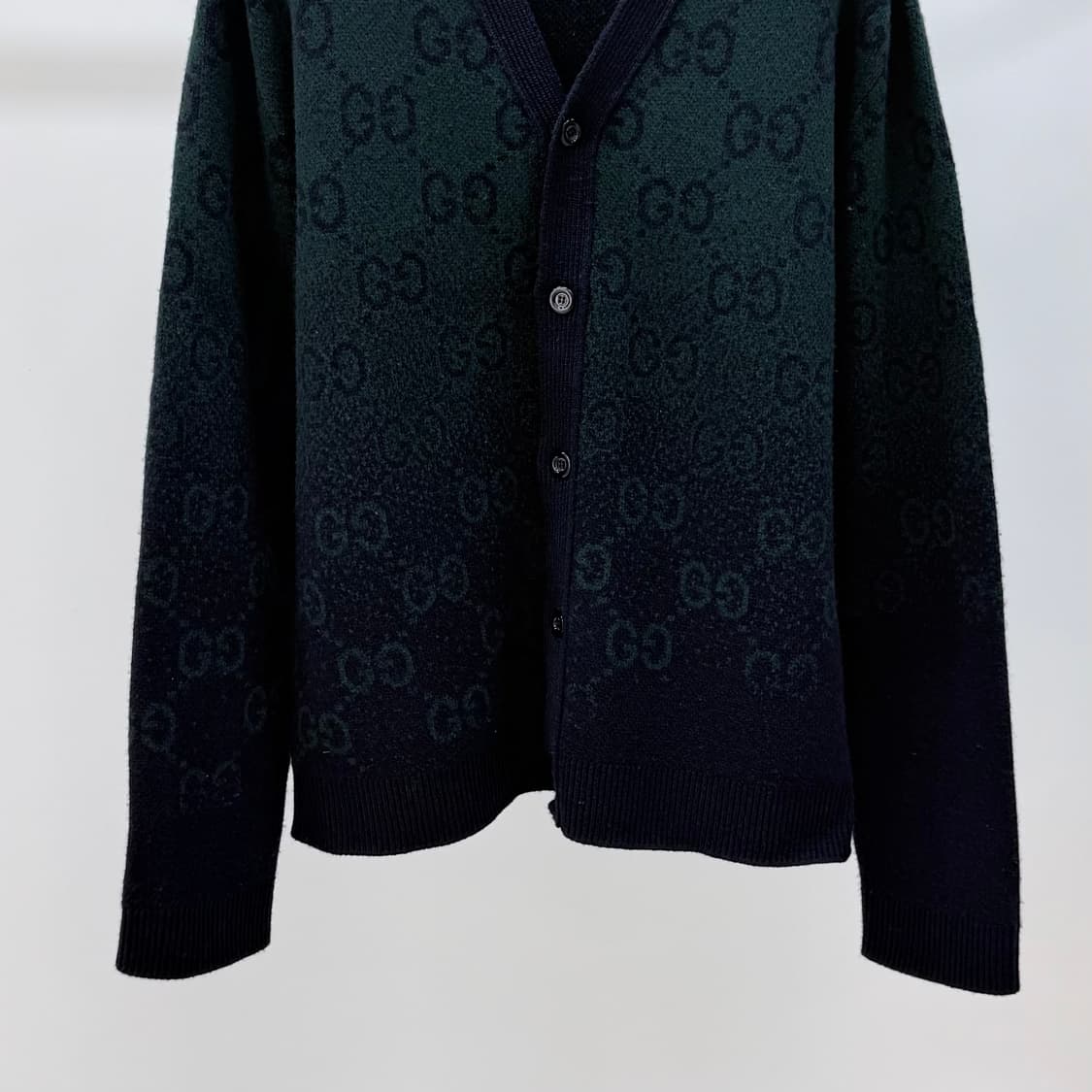 [S+급/오버핏M] 구찌 GG 로고 그라데이션 울 자카드 가디건 상품이미지3
