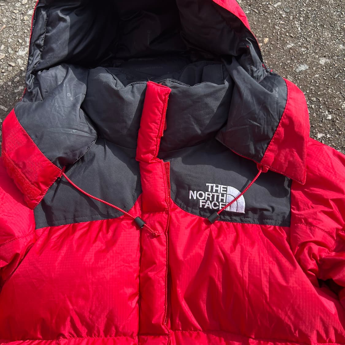 쨍한 레드 색감의 노스페이스 눕시 700 패딩 상품이미지2