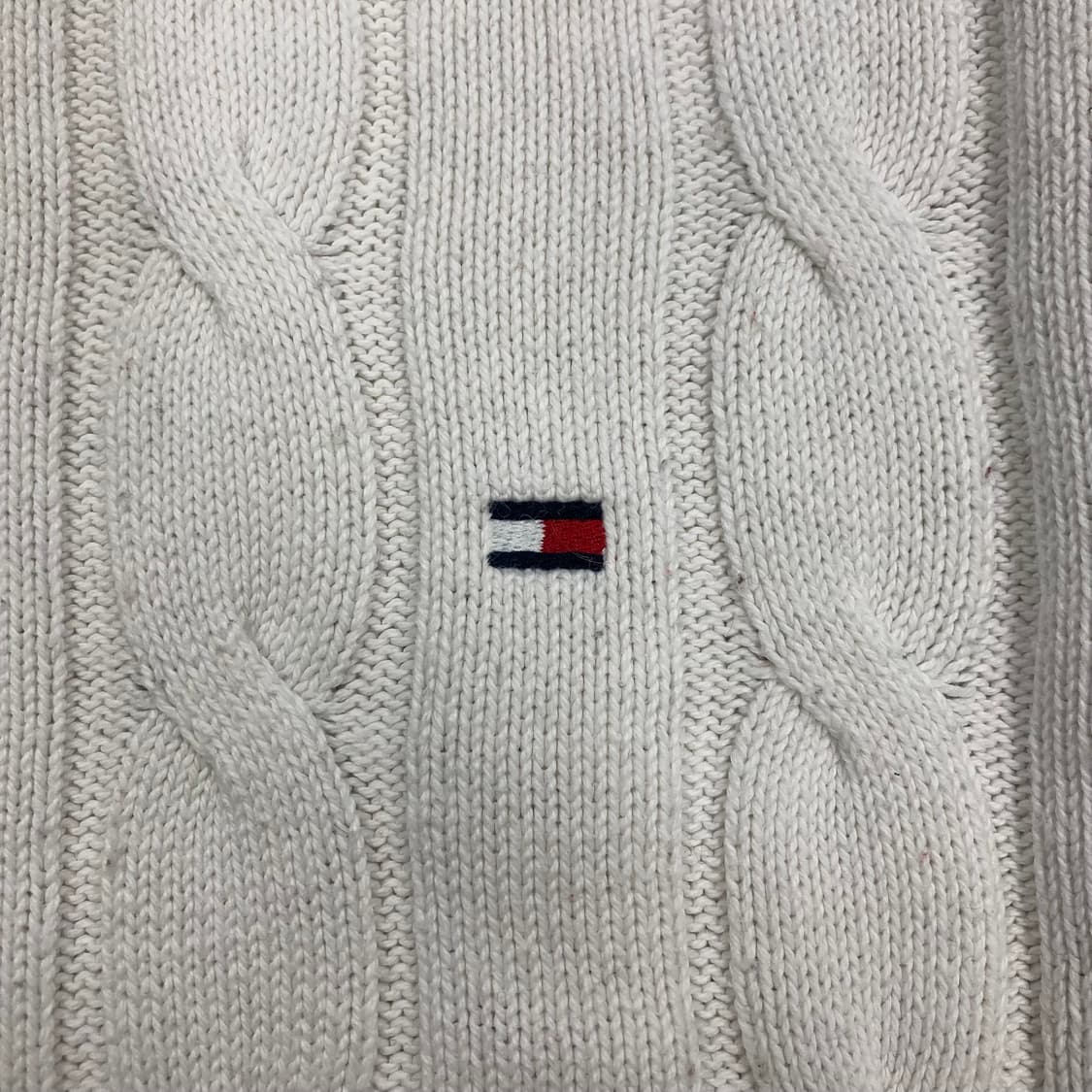 타미힐피거 화이트 컬러 스몰 로고 꽈배기 니트 상품이미지2