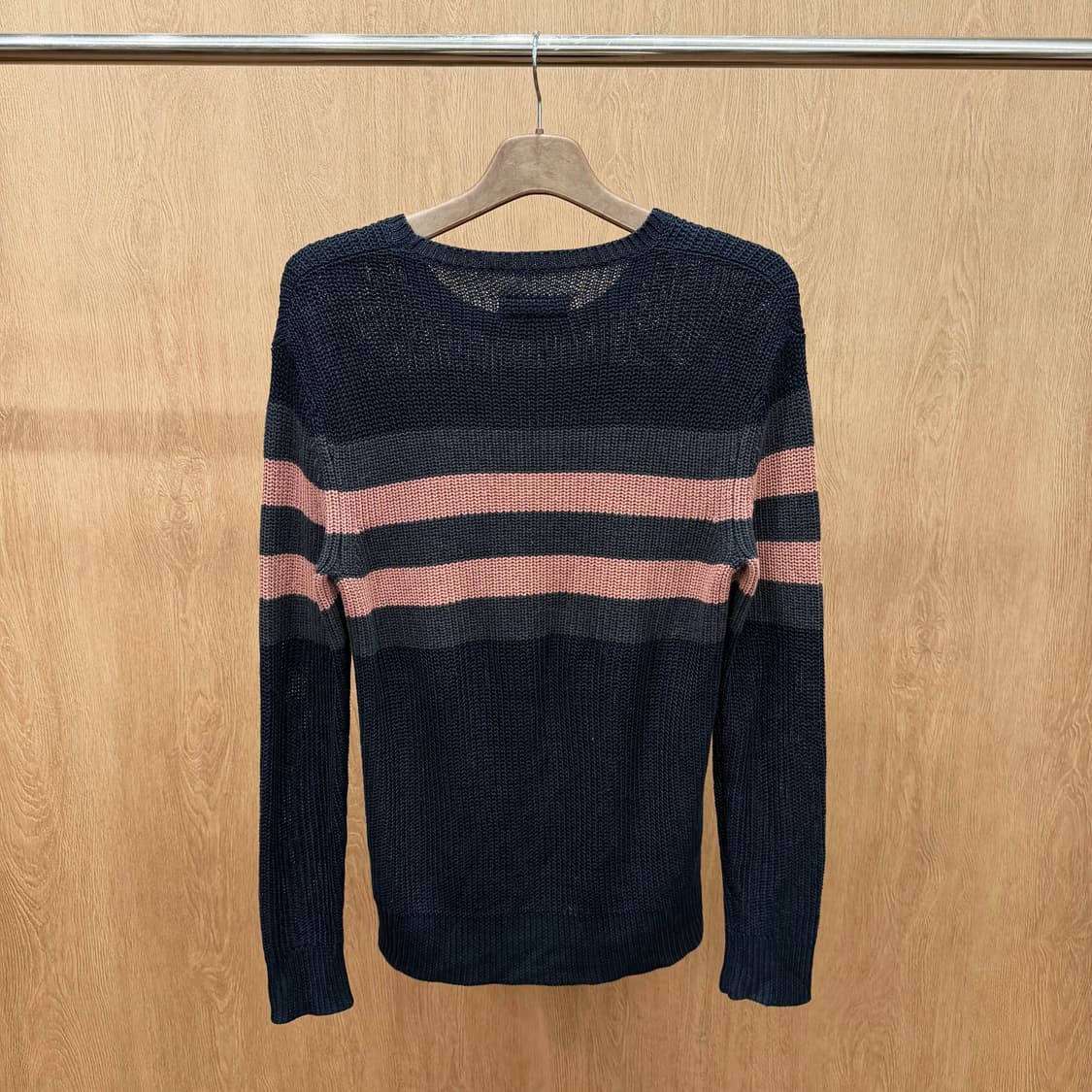 올세인츠 라운드넥 긴팔 니트 차콜 핑크 스트라이프 배색 디테일 네이비 상품이미지3