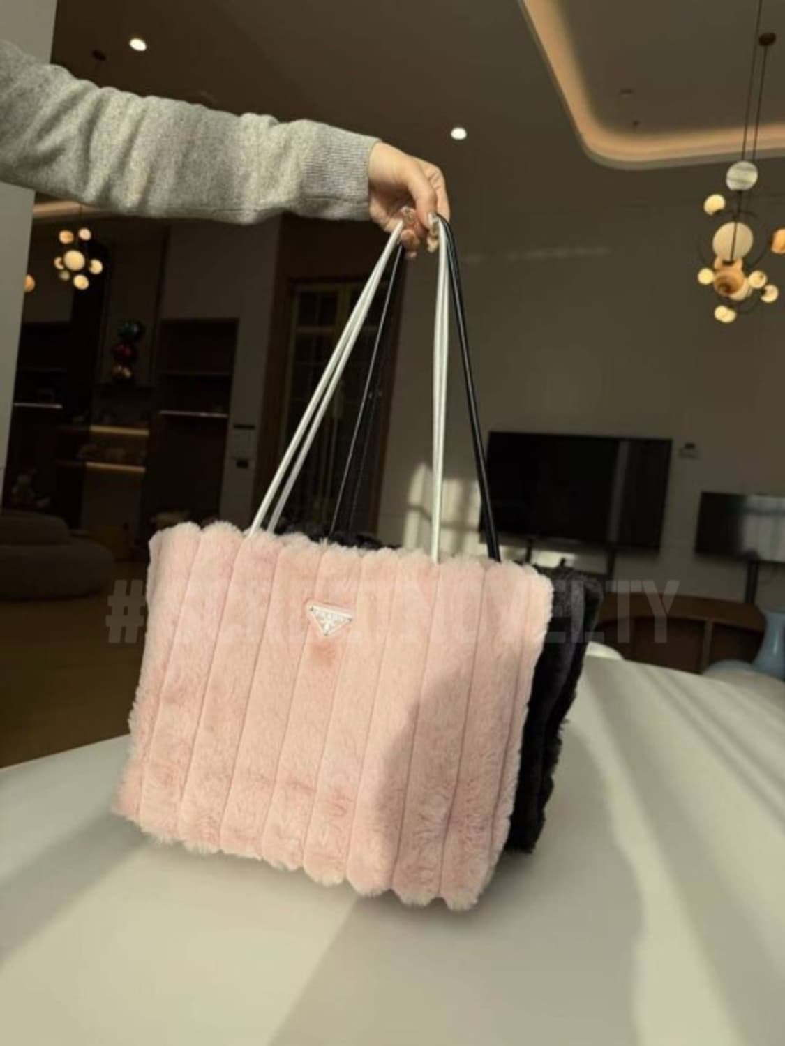 프라다뷰티 퍼 숄더백 핑크 VIP 기프트백 상품이미지2