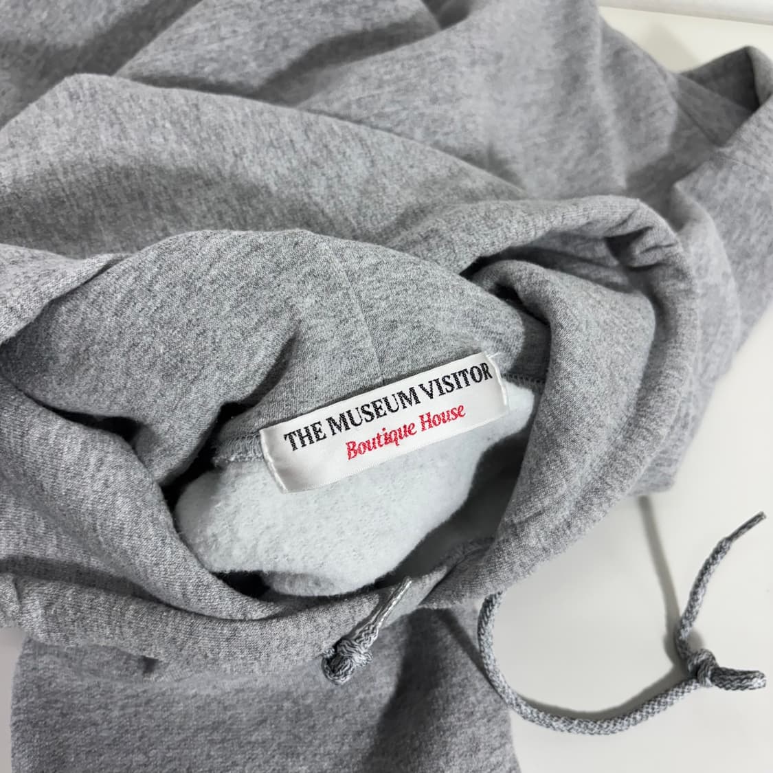 100 더뮤지엄비지터 그레이 후드티 상품이미지4