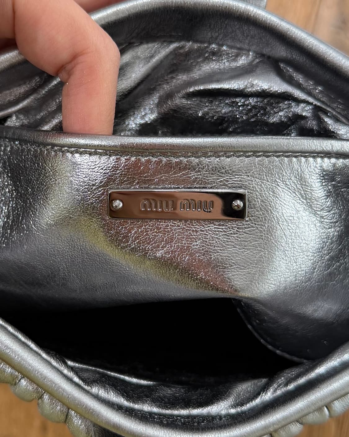 미우미우 실버 마테라쎄 클러치 상품이미지8