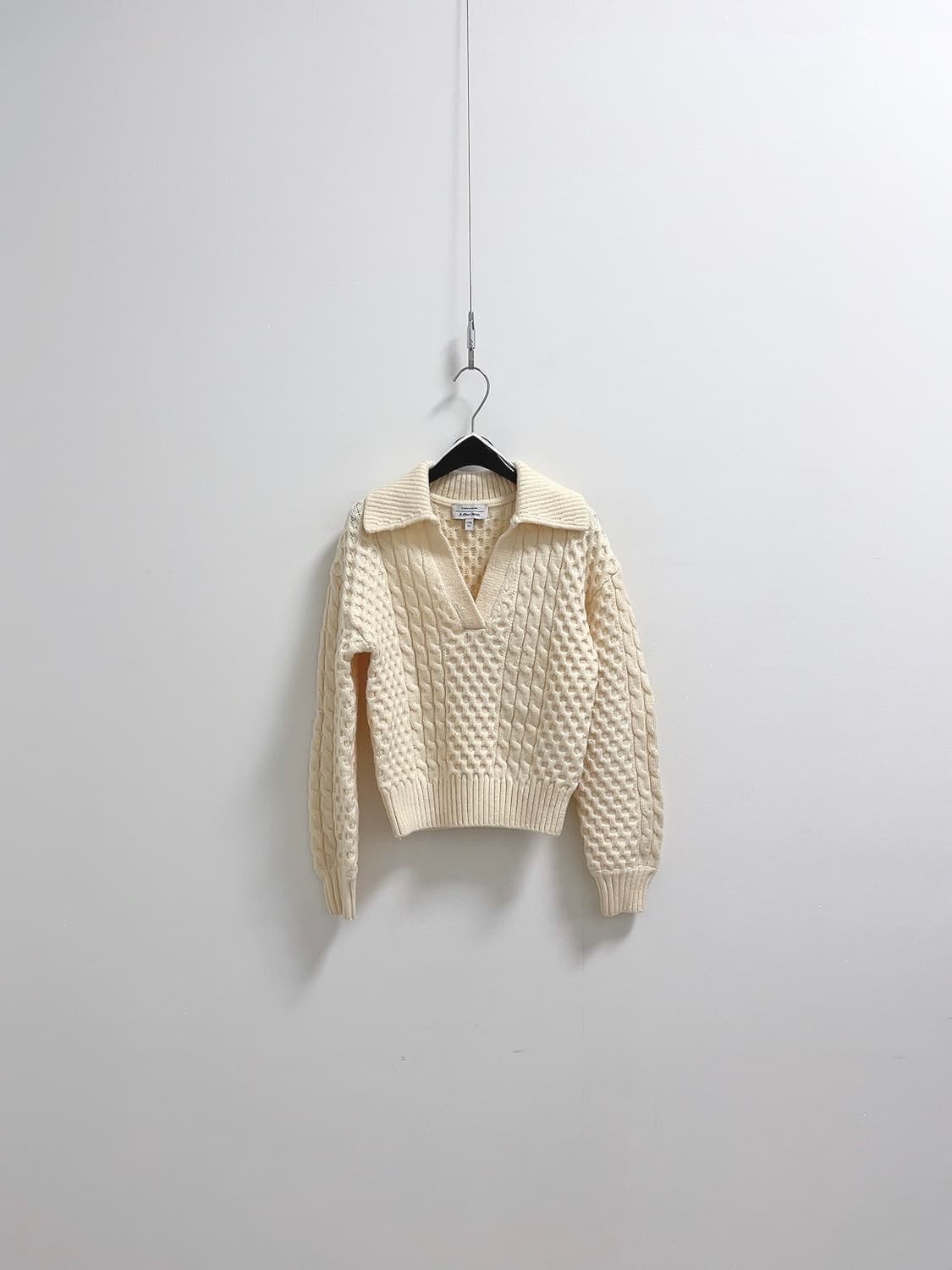 앤아더스토리즈 케이블 오픈카라 니트 상품이미지1