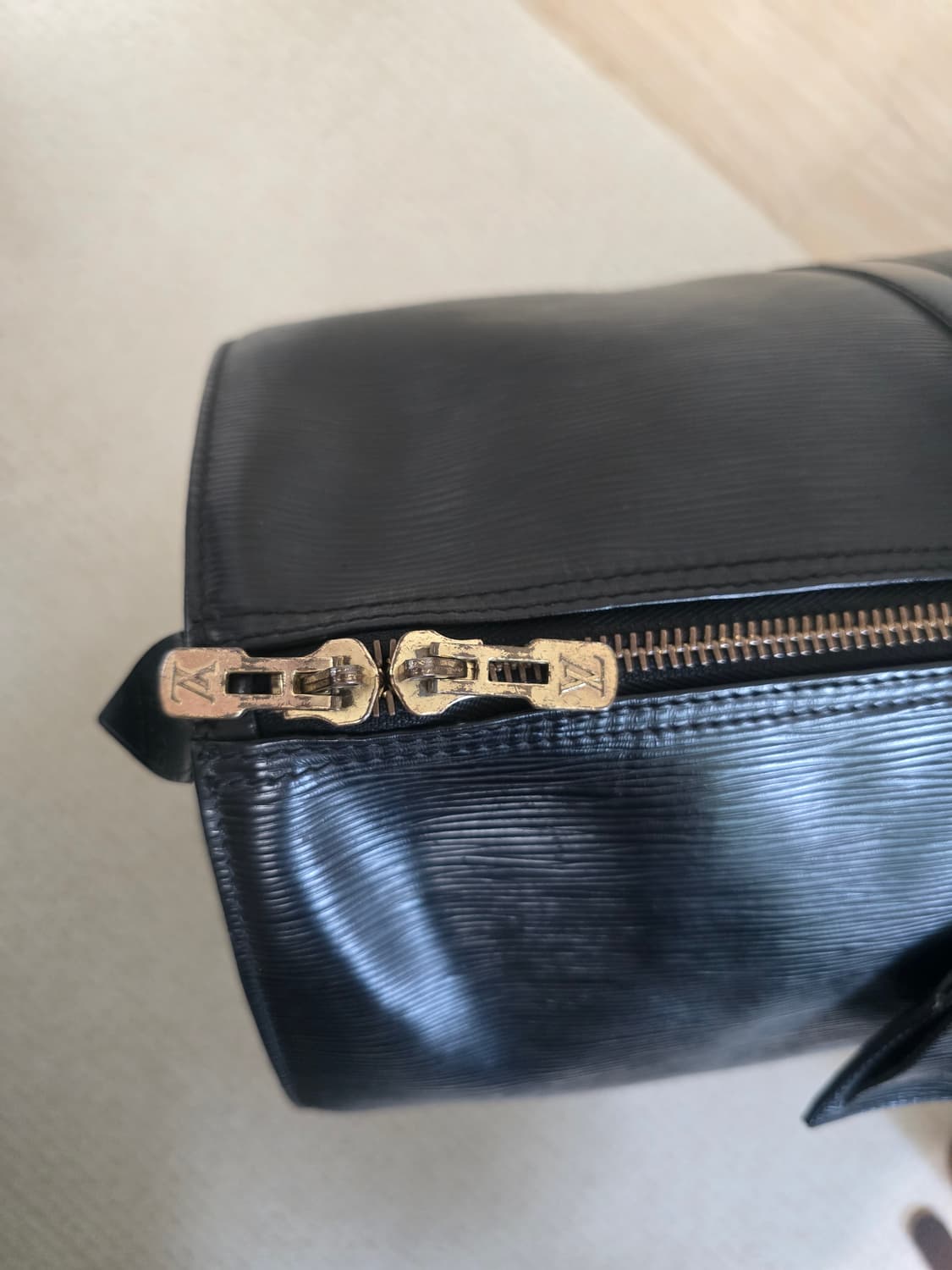 루이비통 에피 키폴 블랙 보스턴백 50 상품이미지6