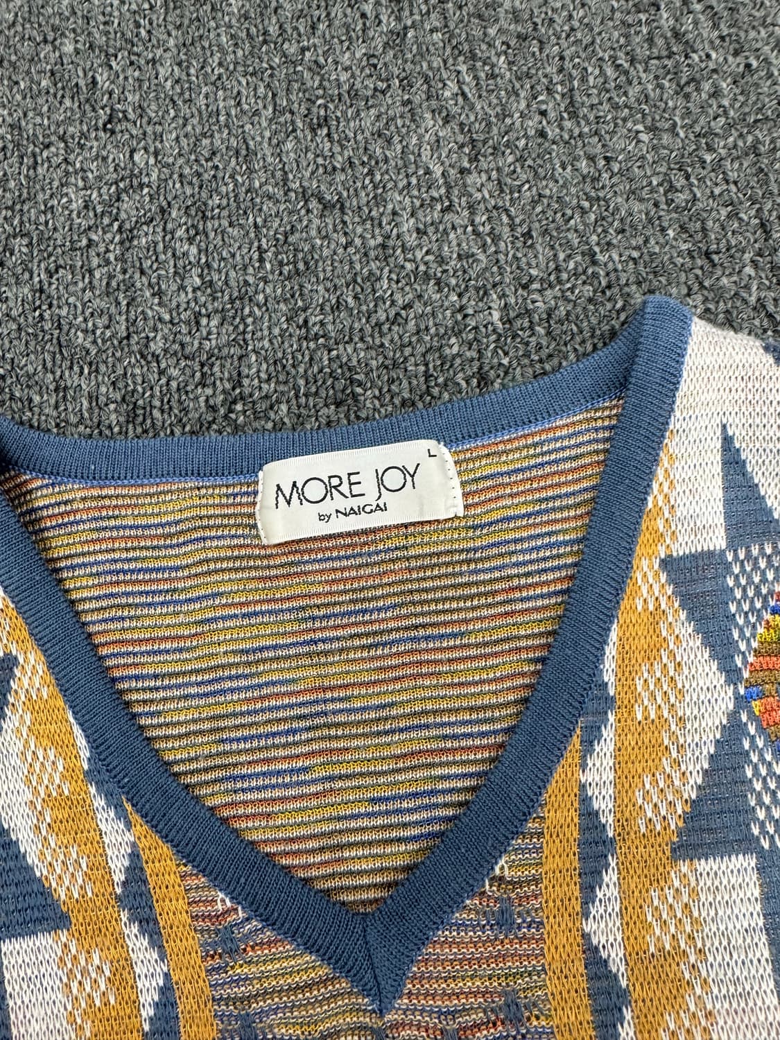 L)More Joy 빈티지 패턴 브이넥 반팔 니트 상품이미지3
