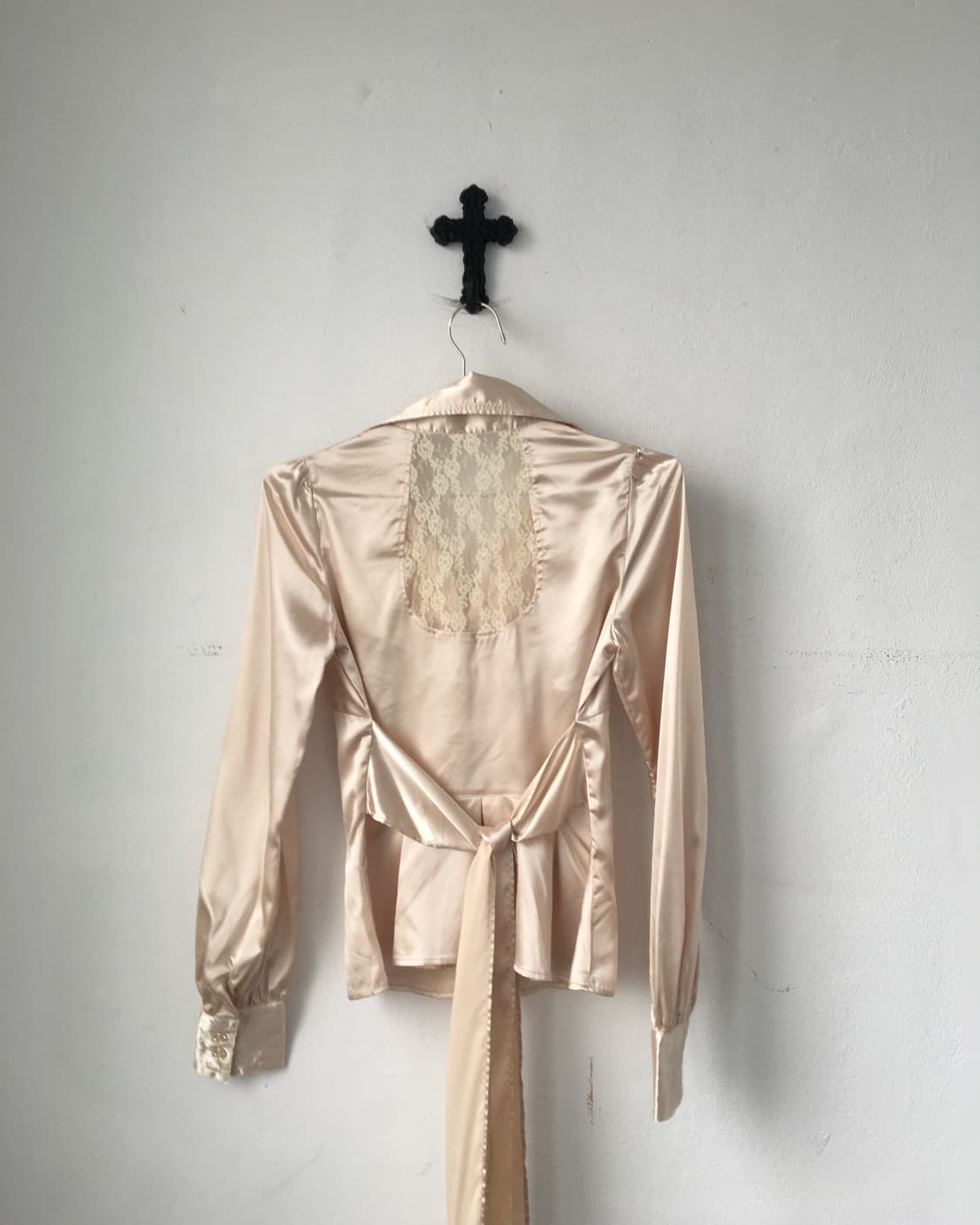 Back lace point glossy shirt 상품이미지3