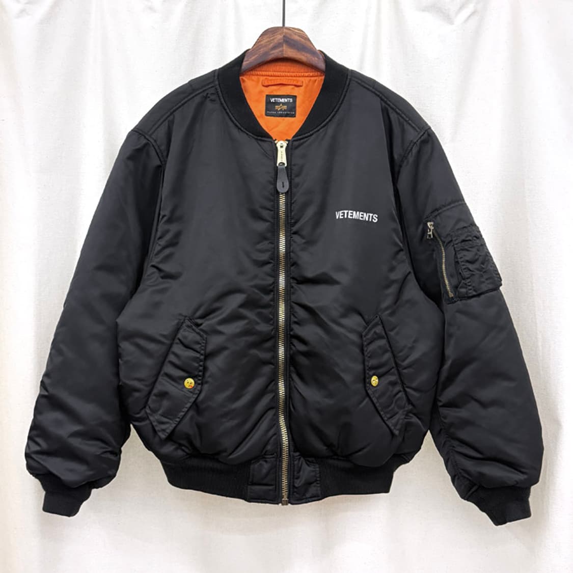 베트멍 알파인더스트리 백로고 이모지 봄버 상품이미지1