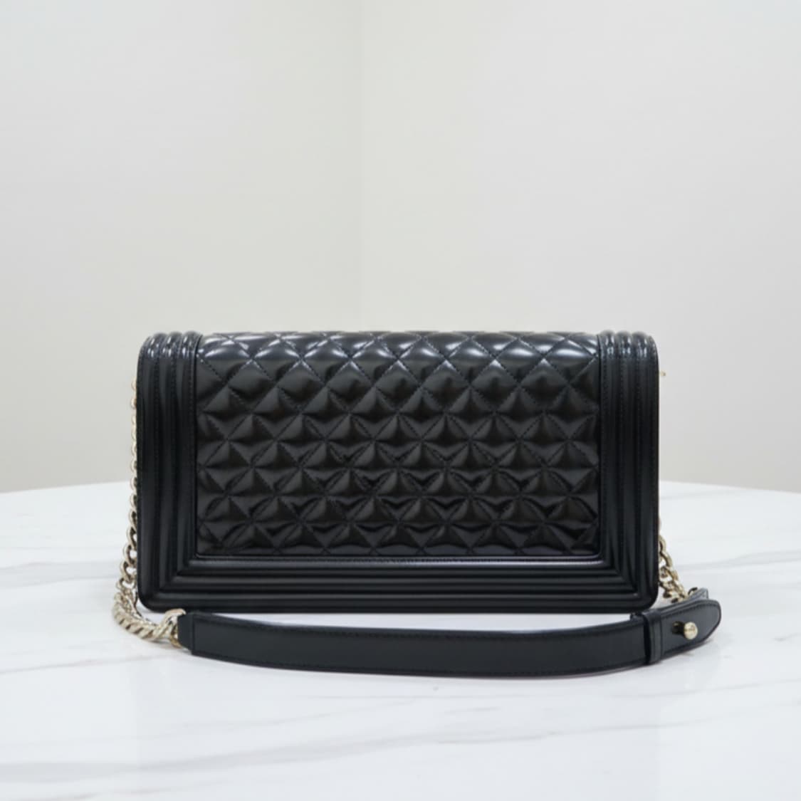 샤넬 보이백 라지 블랙 페이턴트 금장 22번대 정품감정서 상품이미지2