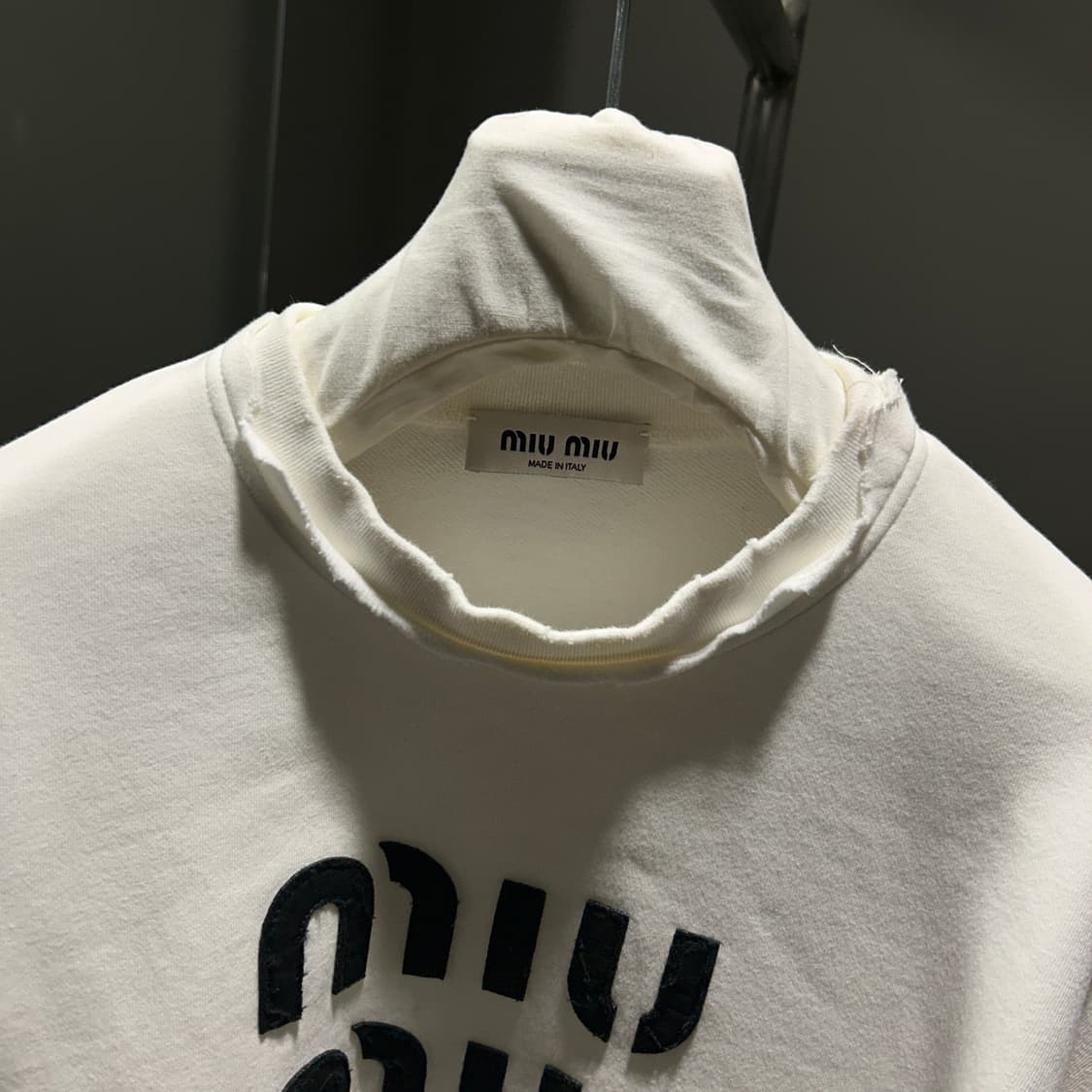 미우미우 크롭 스웨트셔츠 상품이미지2