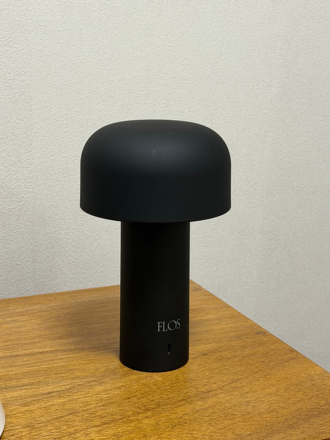 플로스 벨홉 테이블 램프 무광 블랙 상품이미지1