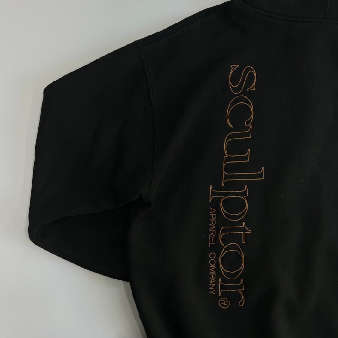 Sculptor 스컬프터 브라운 로고 블랙 후드티 상품이미지6