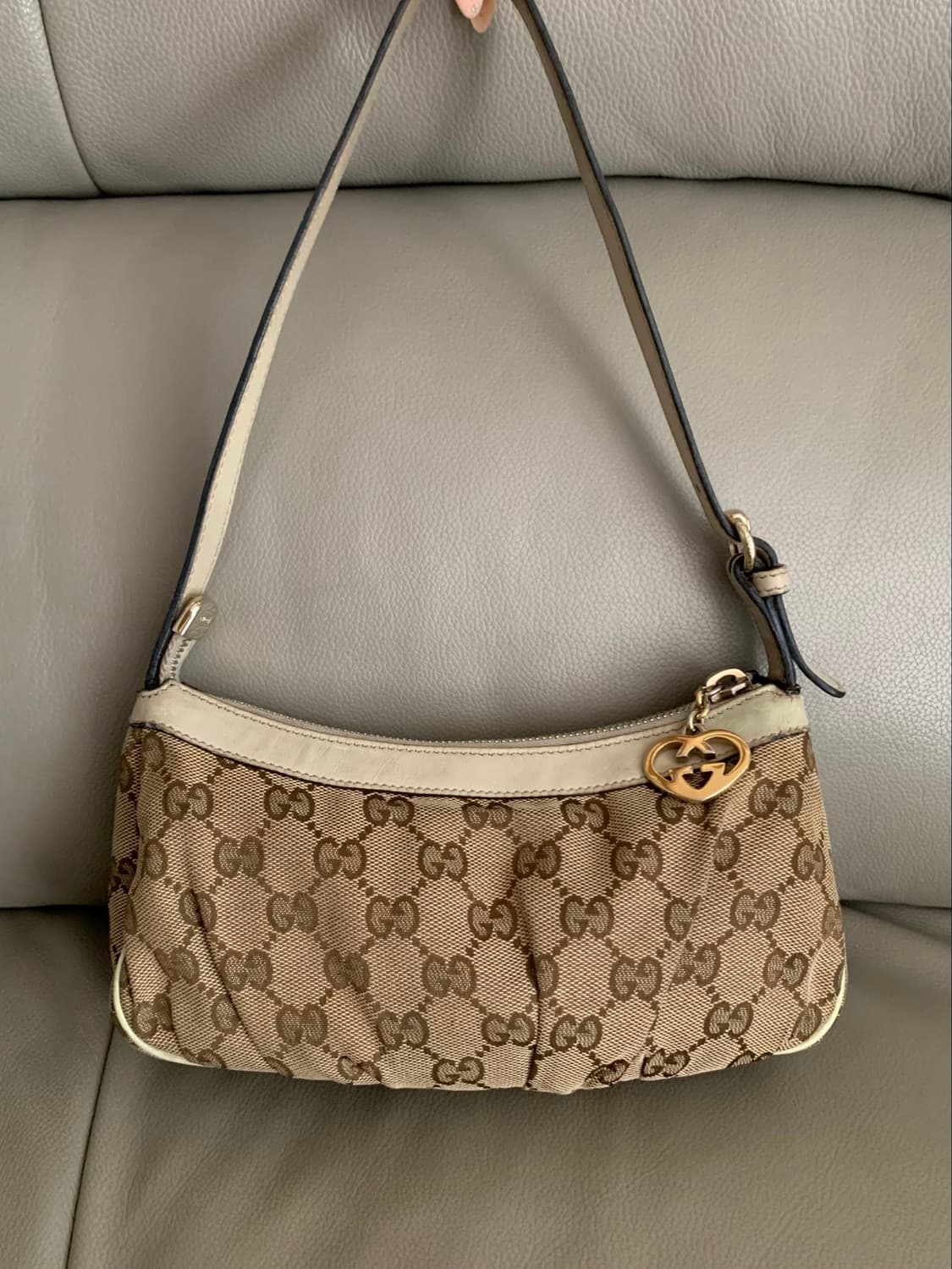 🤍 Gucci 캔버스 GG 미니 자가드 하트 로고 참 바게트 백 상품이미지2