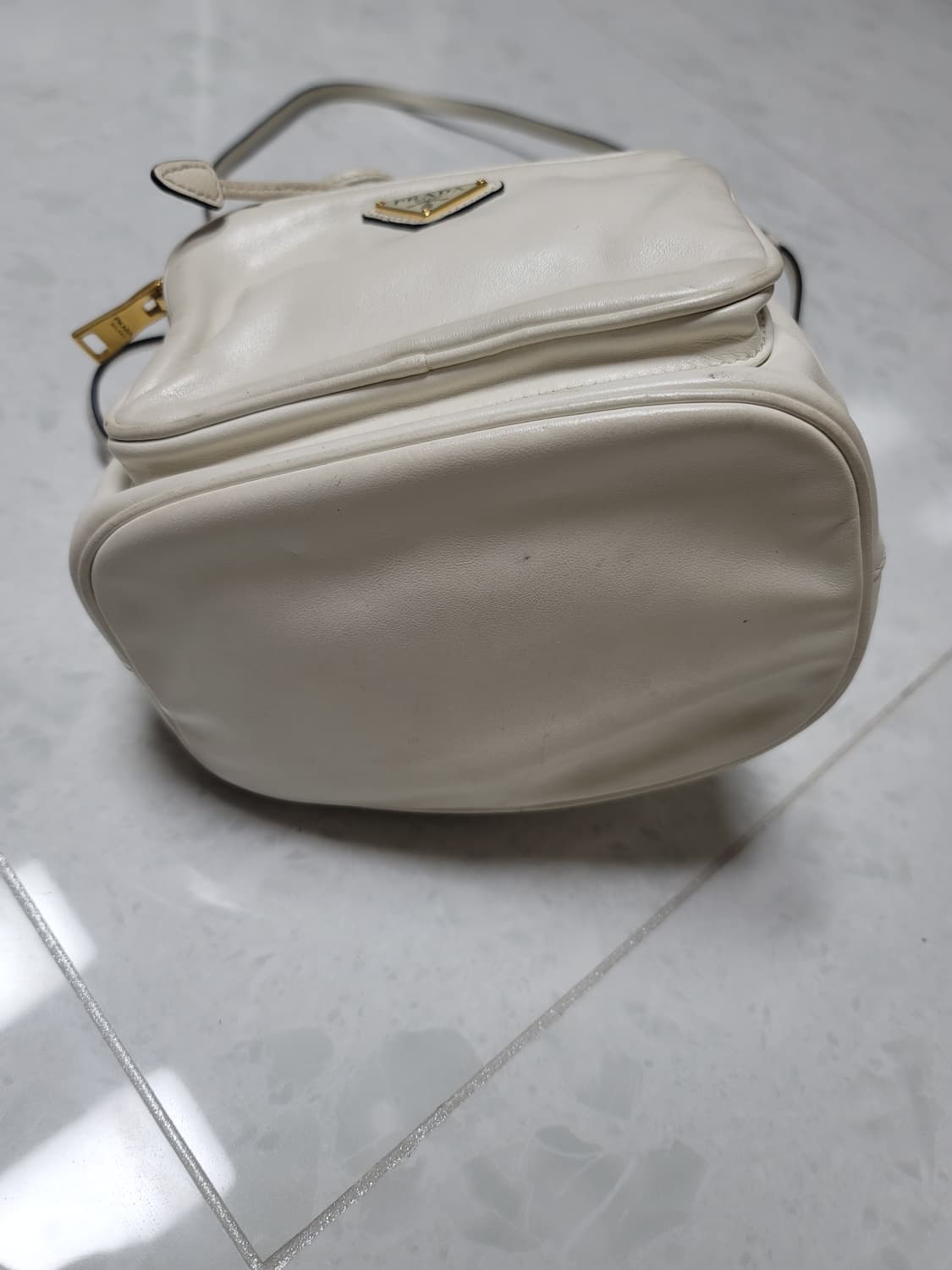 프라다 화이트 듀에 복조리 버킷백 상태굿

 상품이미지3