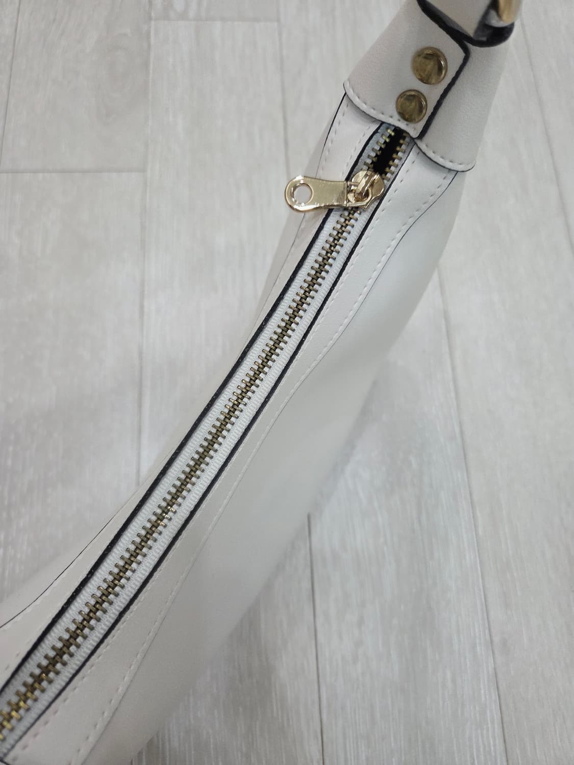 에크릿 하프문솔더백 상품이미지4