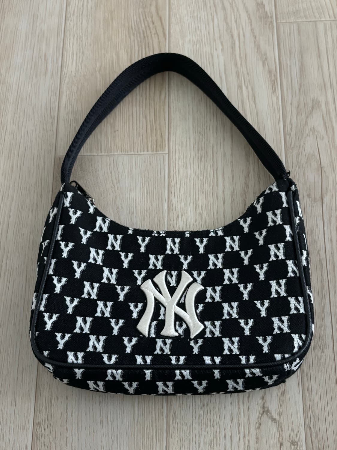 엠엘비 MLB 모노그램 자카드 호보백 블랙 상품이미지1