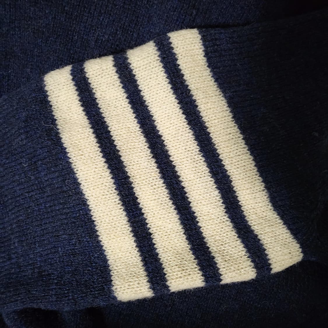 [정품] 4 / 톰브라운 사선완장 셰틀랜드 니트 상품이미지3