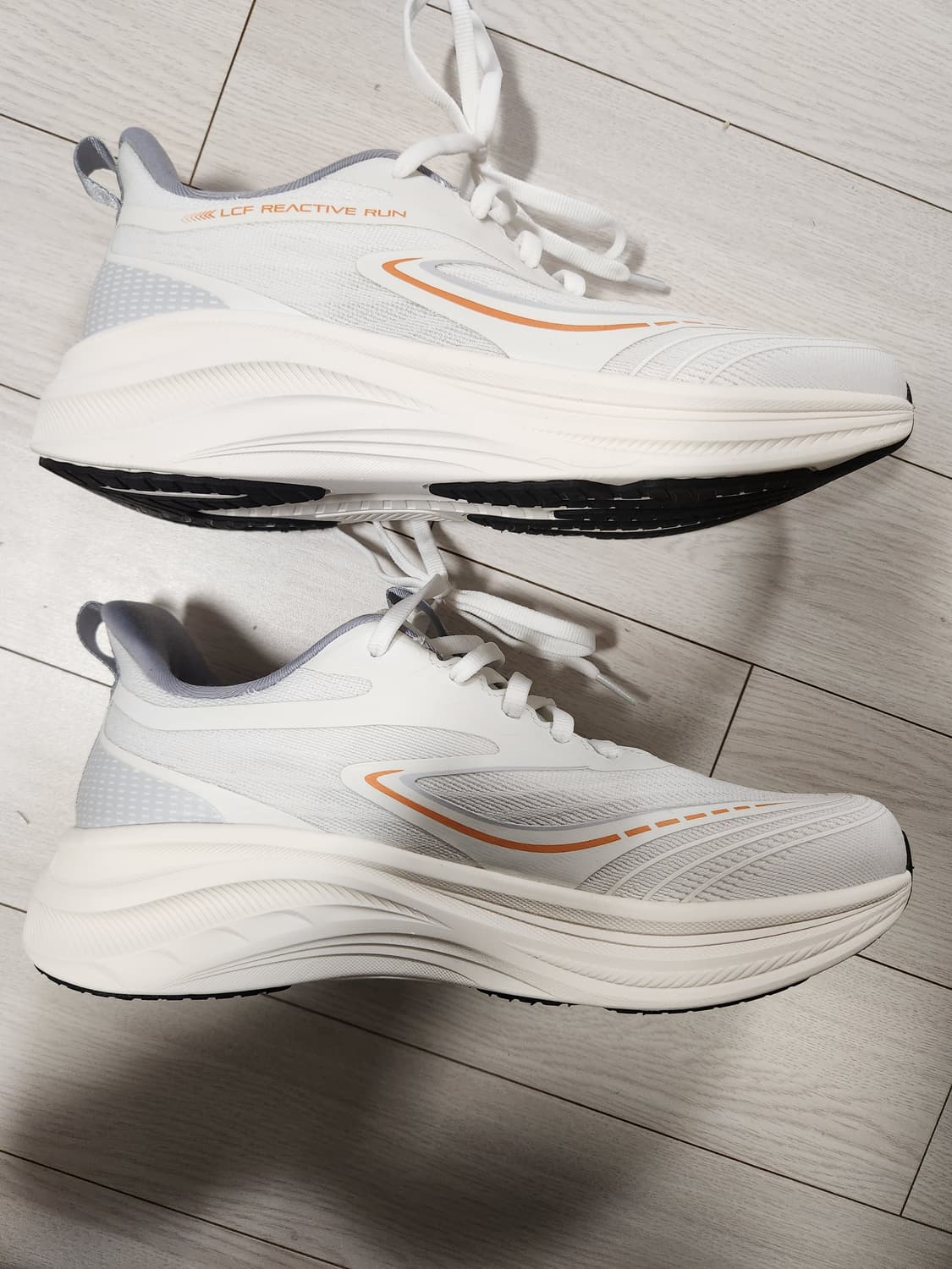 새상품급)르까프 운동화 액티브 러너 남여공용 러닝화 워킹화 사이즈255
 상품이미지2