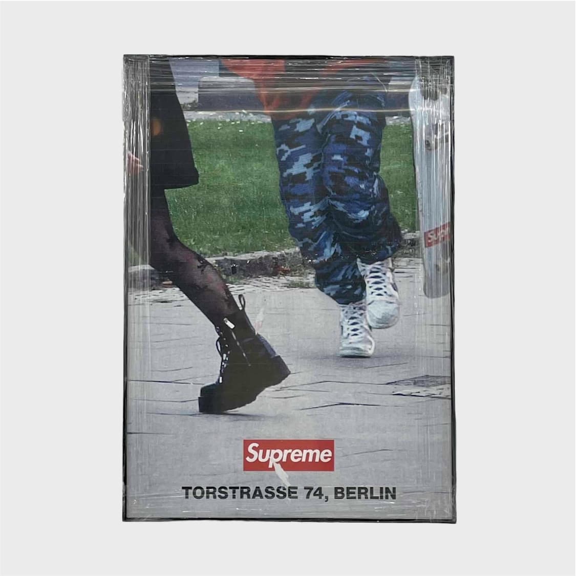 슈프림 베를린 스토어 포스터 정품 (액자포함) Supreme 상품이미지1