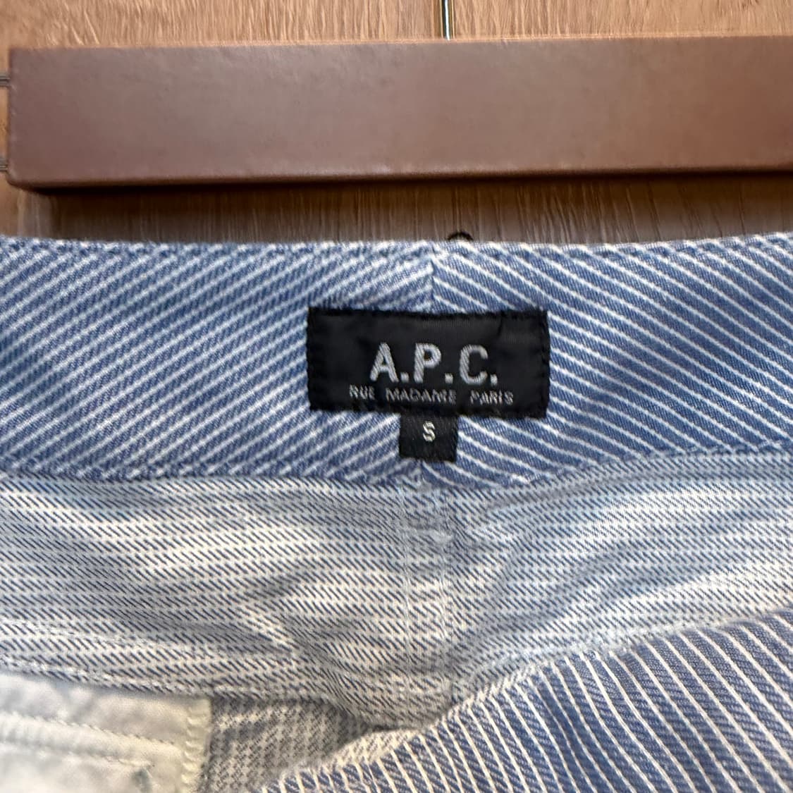 아페쎄 미니 스커트 히코리 스트라이프 패턴 버튼 포켓 디테일 블루 상품이미지5