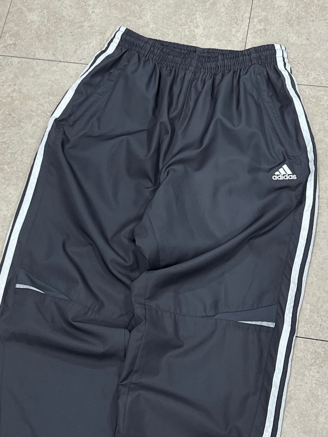 아디다스 올드스쿨 삼선 트랙우븐 조거 팬츠 차콜그레이 (밑단스트링)  상품이미지3